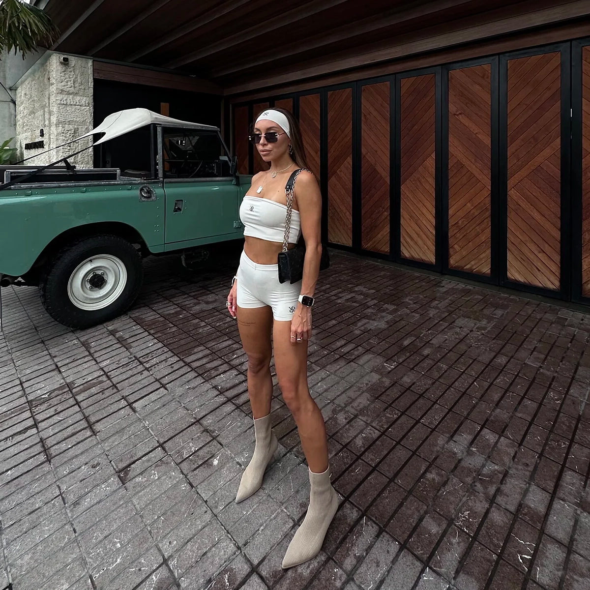 Set BASE In Nude