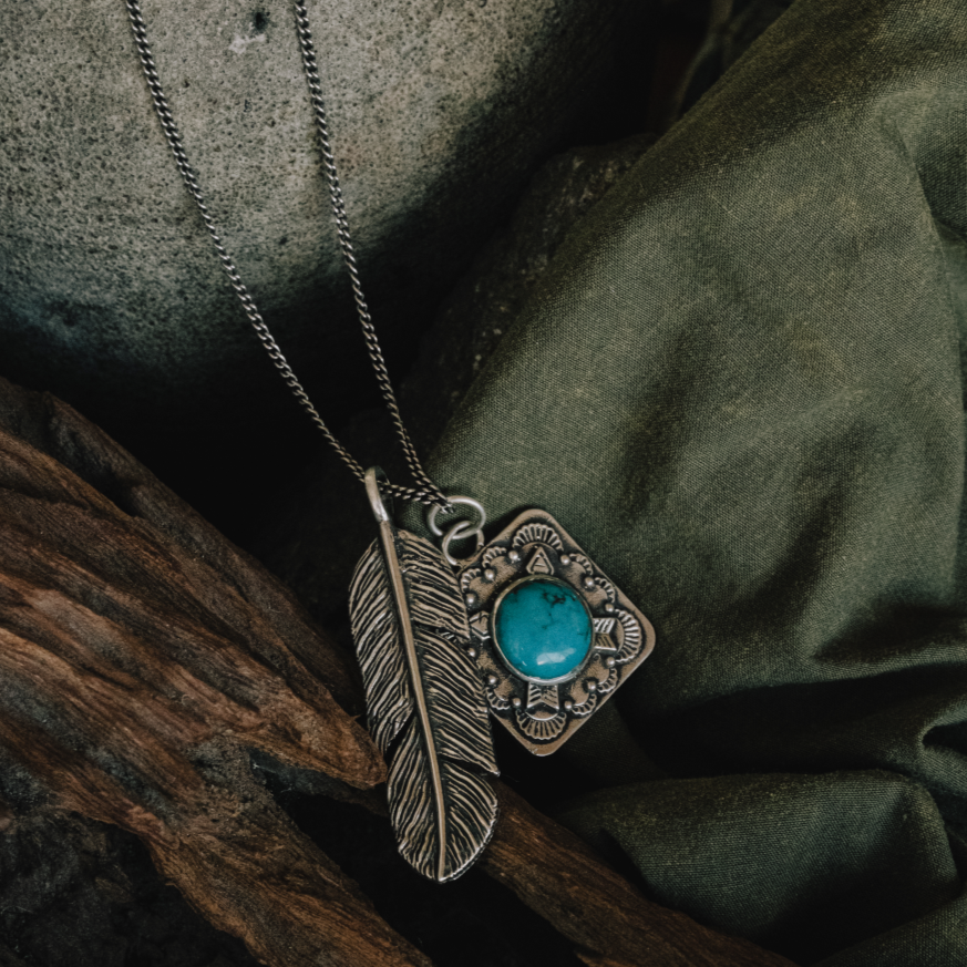 Pendant crossed arrows + horseshoe with long chain