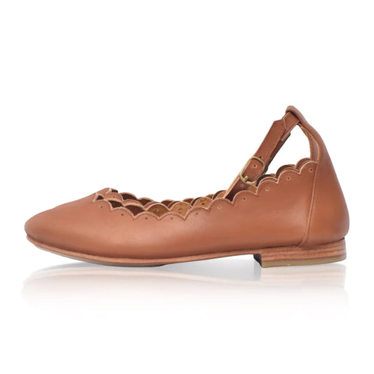 Fleur Scalloped Leather Ballet Flats In Camel