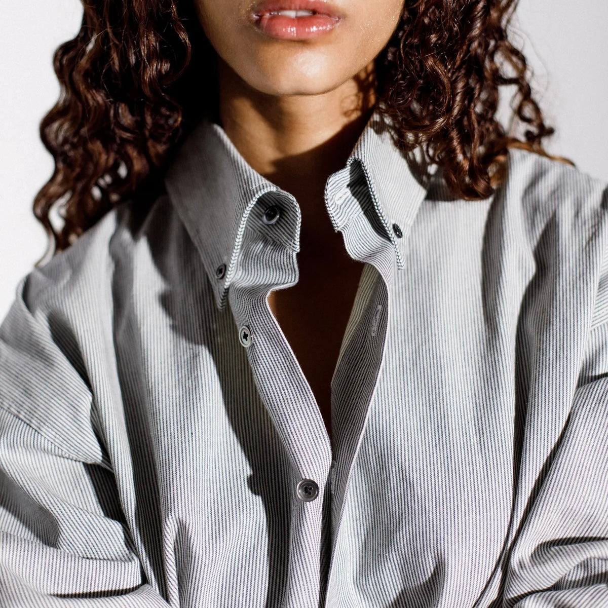 Striped collared button-up shirt navy/white
