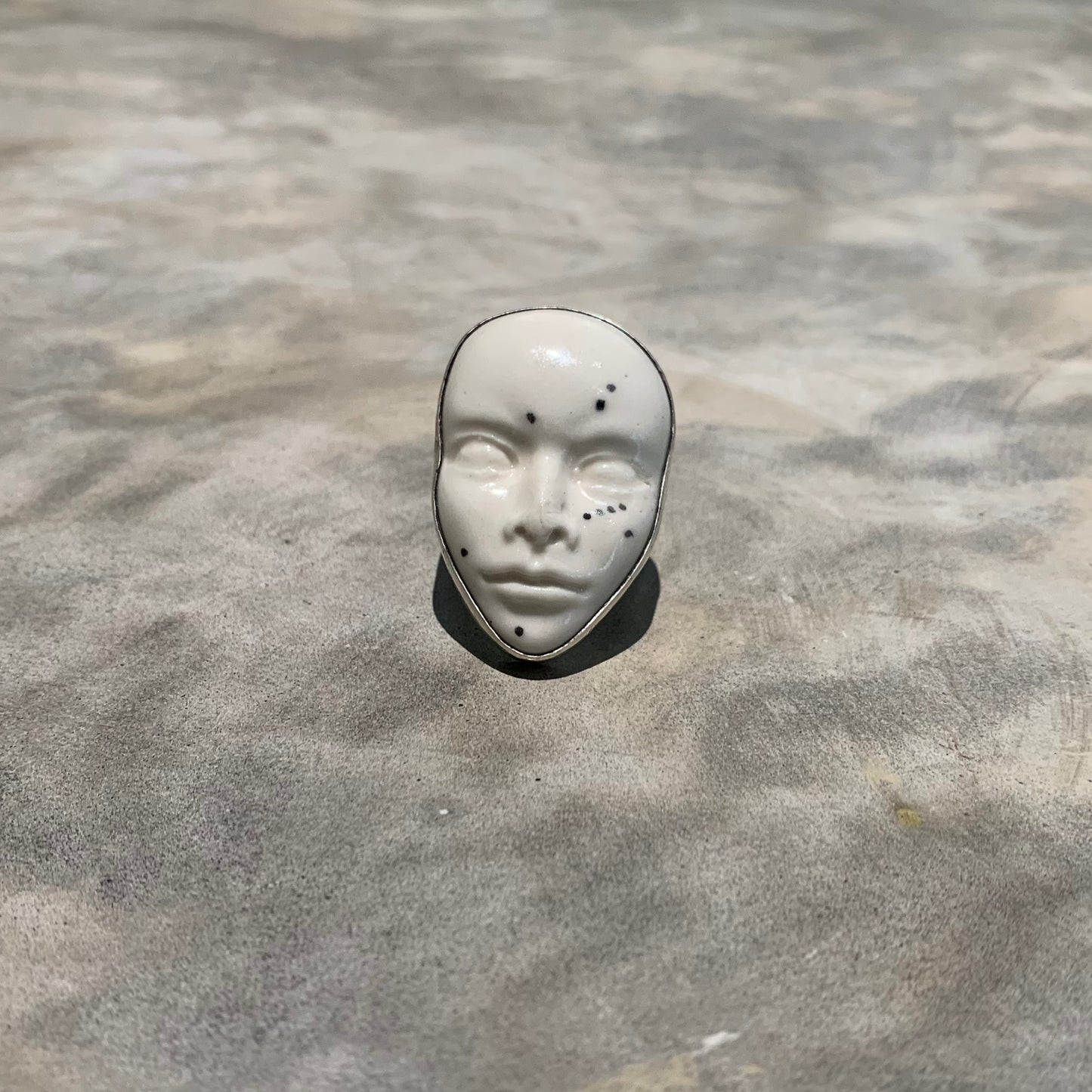 Dot face ring
