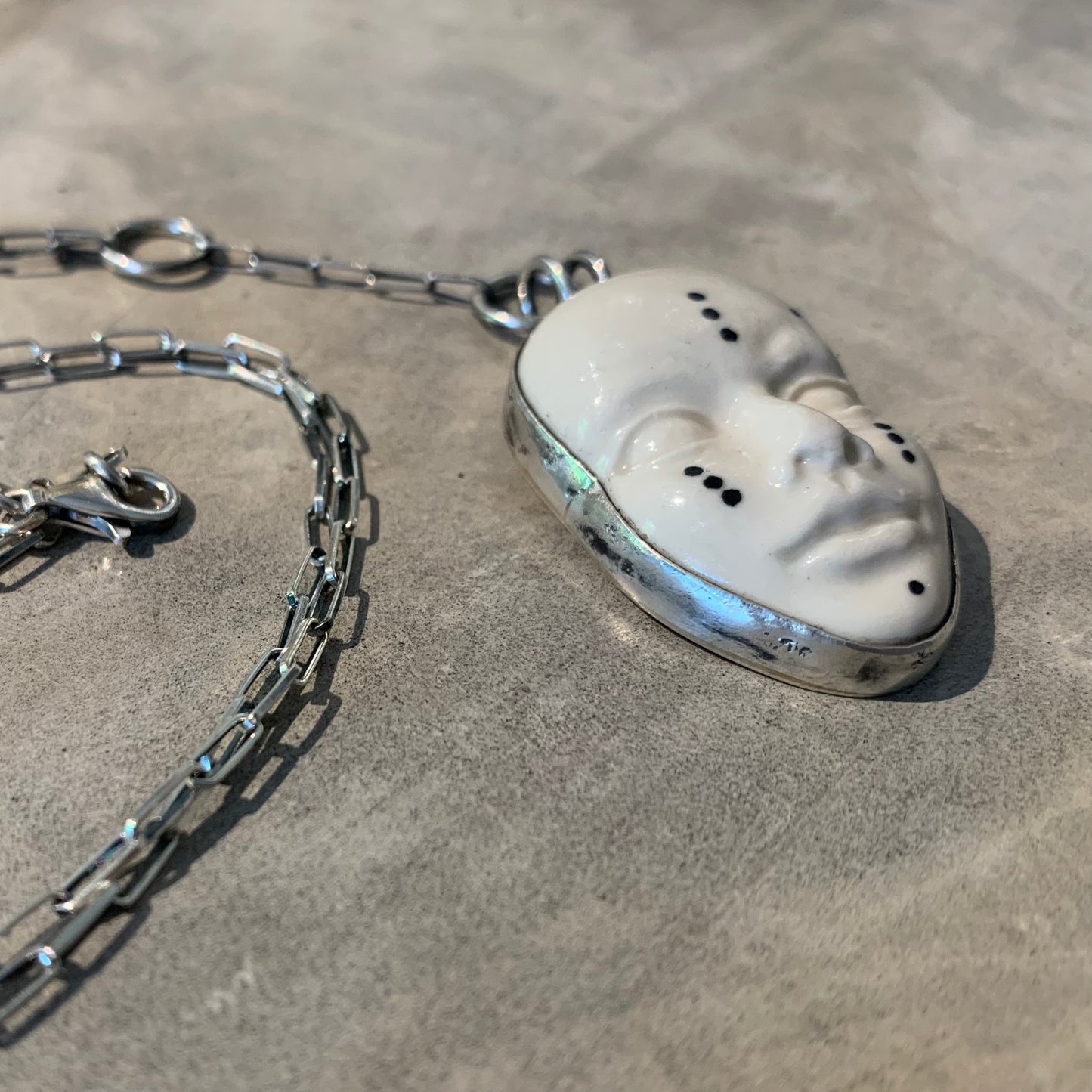 Invisible face necklace (silver)