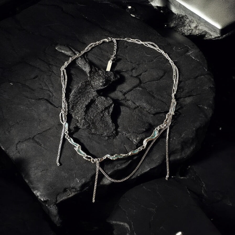 Necklace Craks in Motion