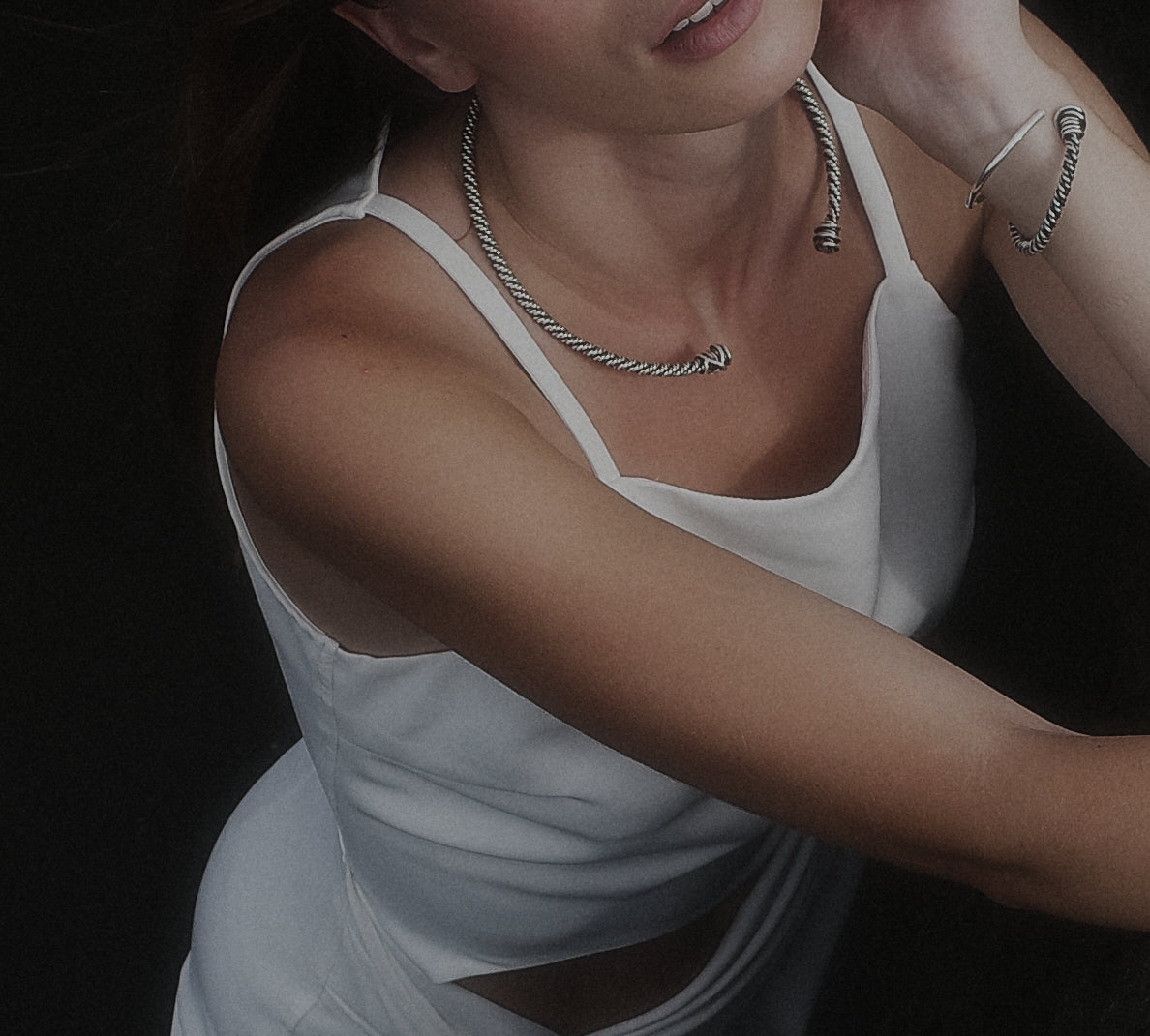 Arc wire necklace