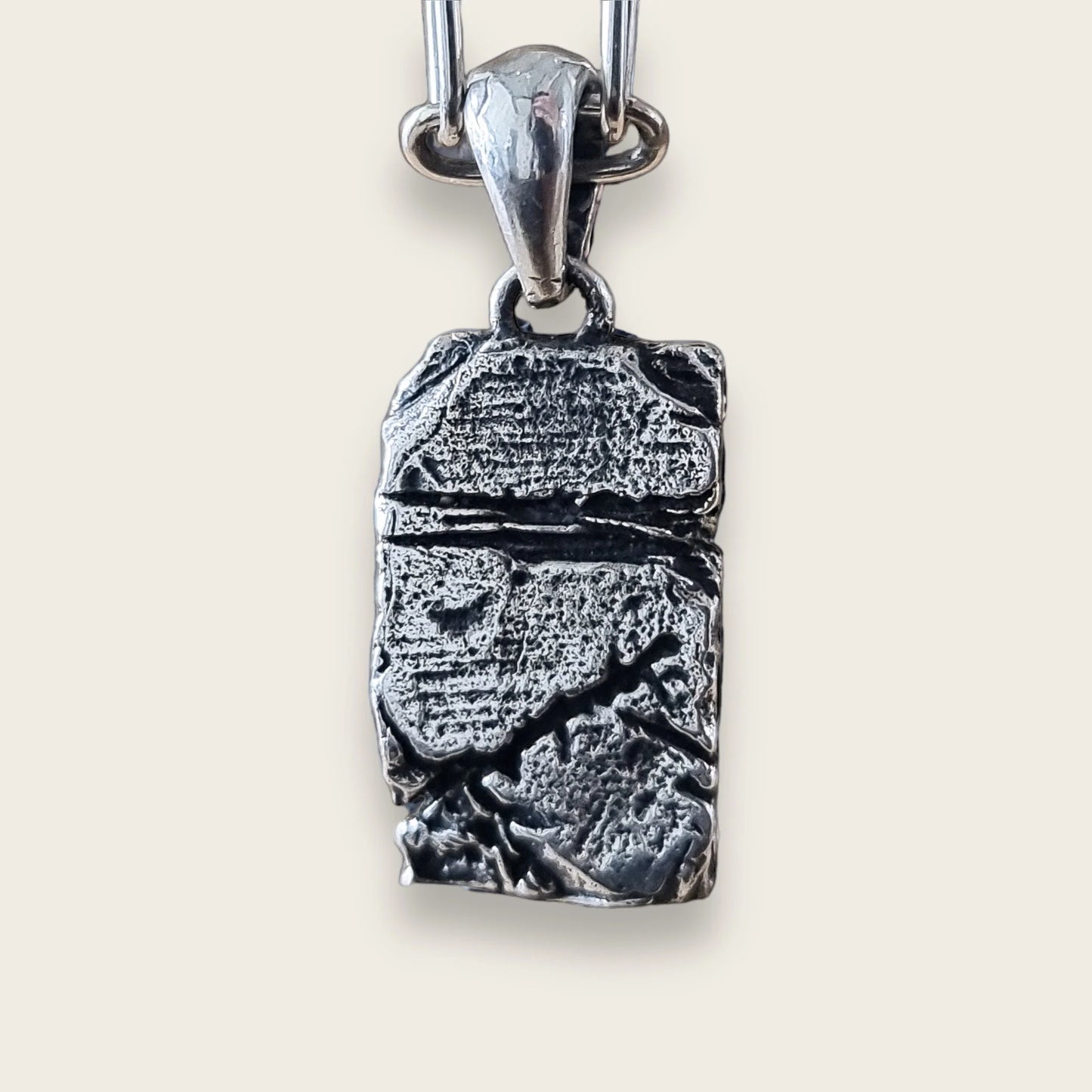Cracked pendant in silver