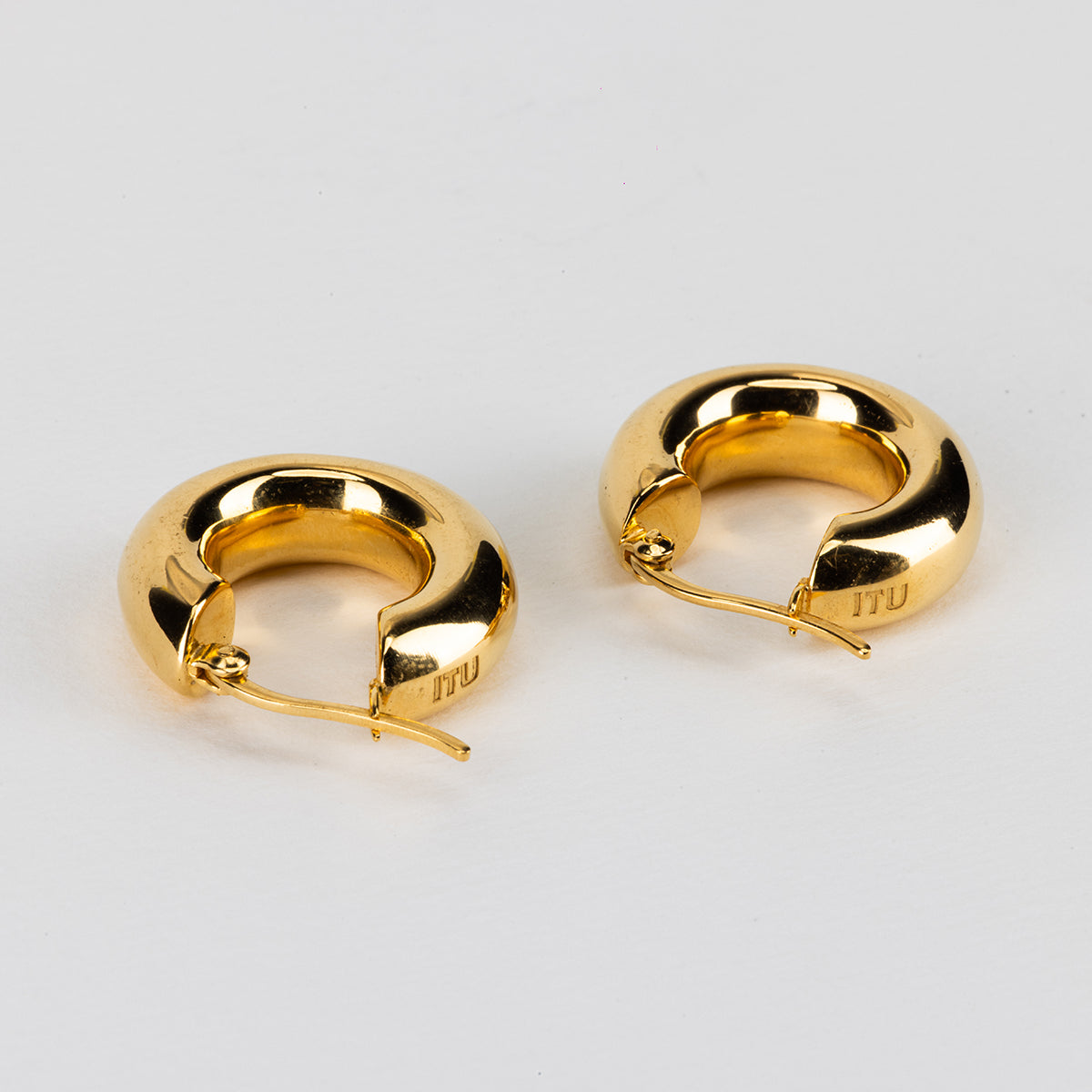 HOOP EARRING IN GOLD