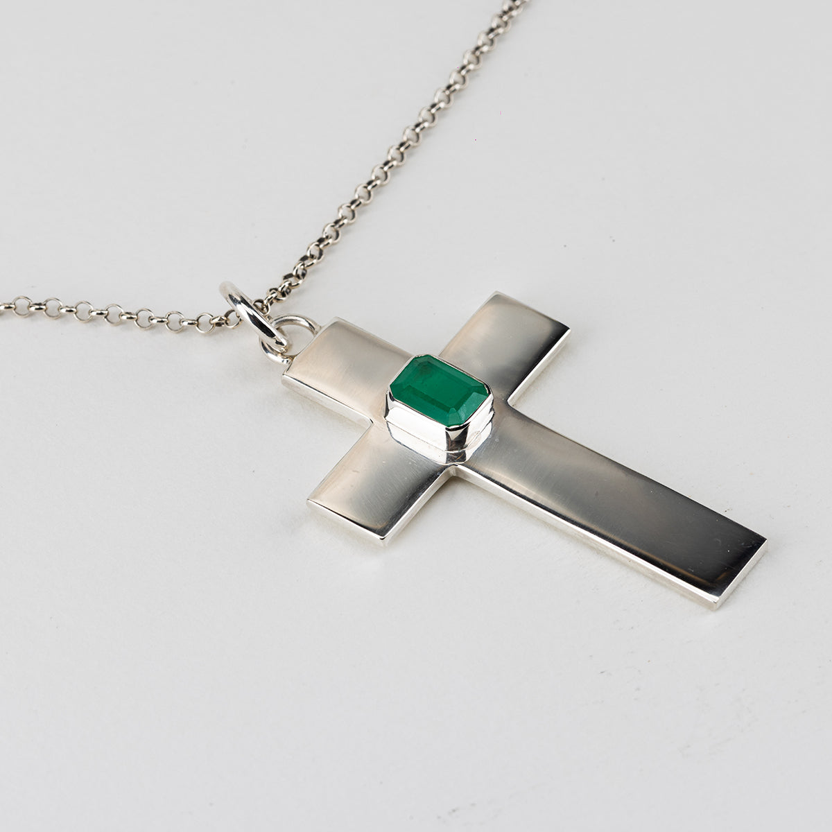 EMERALD CROSS NECKLACE IN SILVER