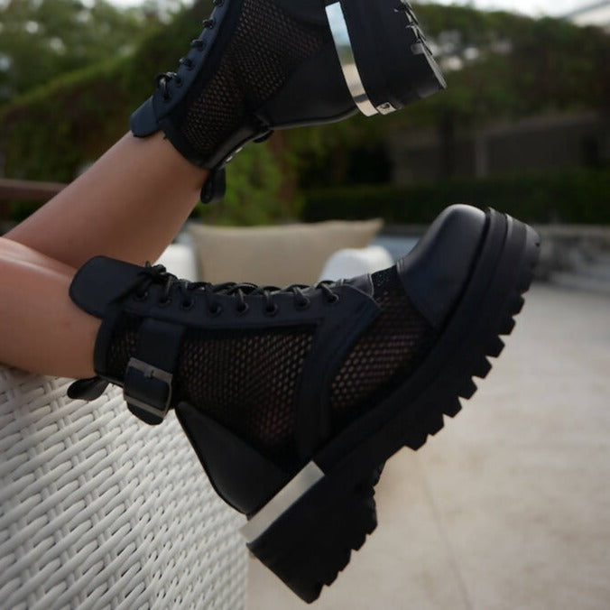 Net boots with metal