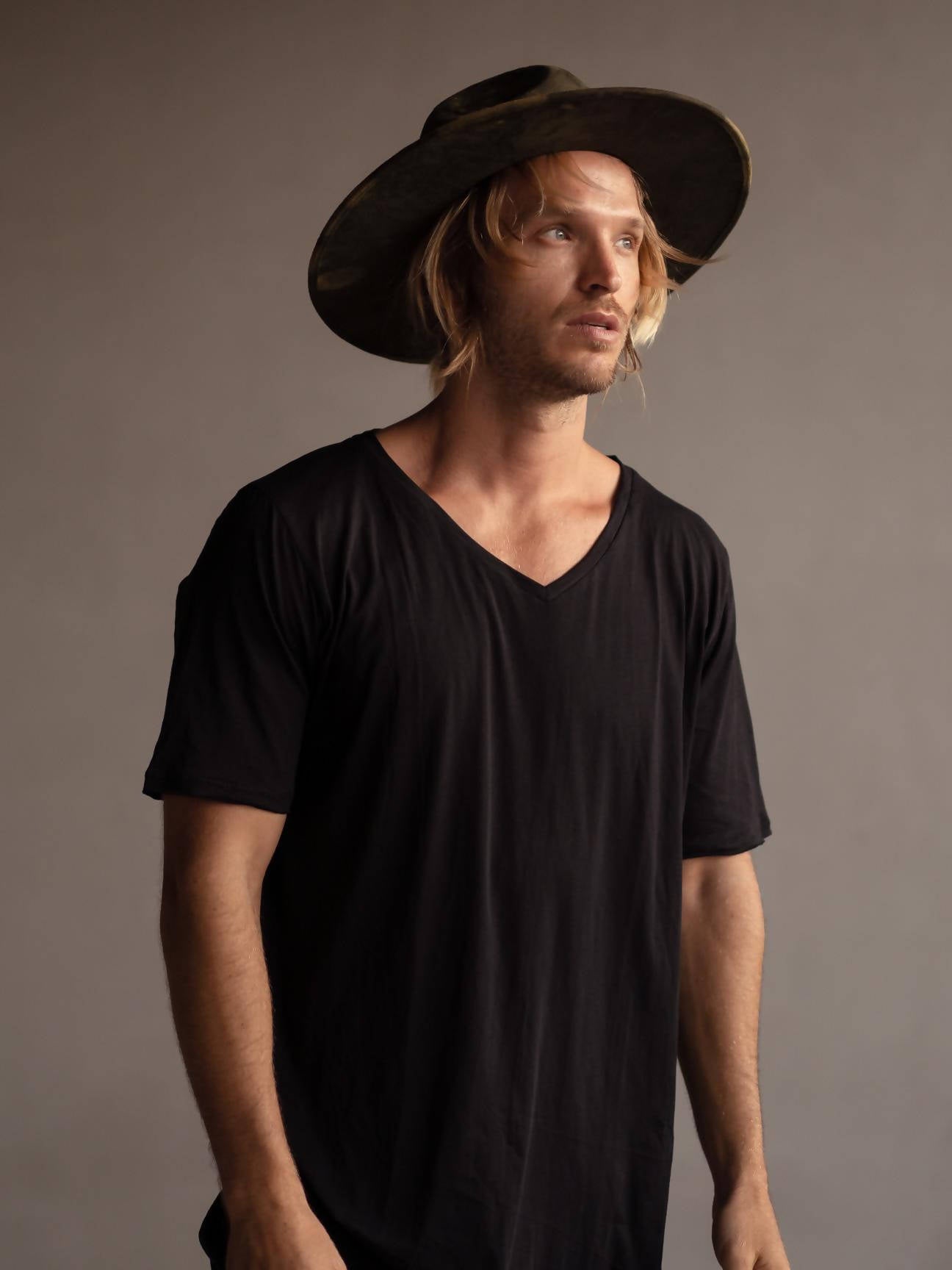 Black ultra lite v-neck - hedonist.bali