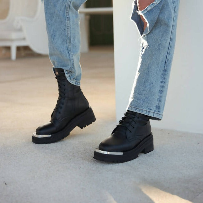 Boots 9 holes with metal on the front