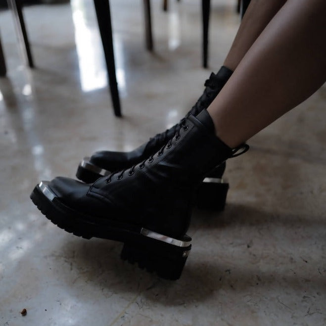 9 holes boots with metal front and back