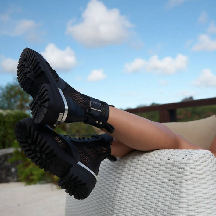 Net boots with metal