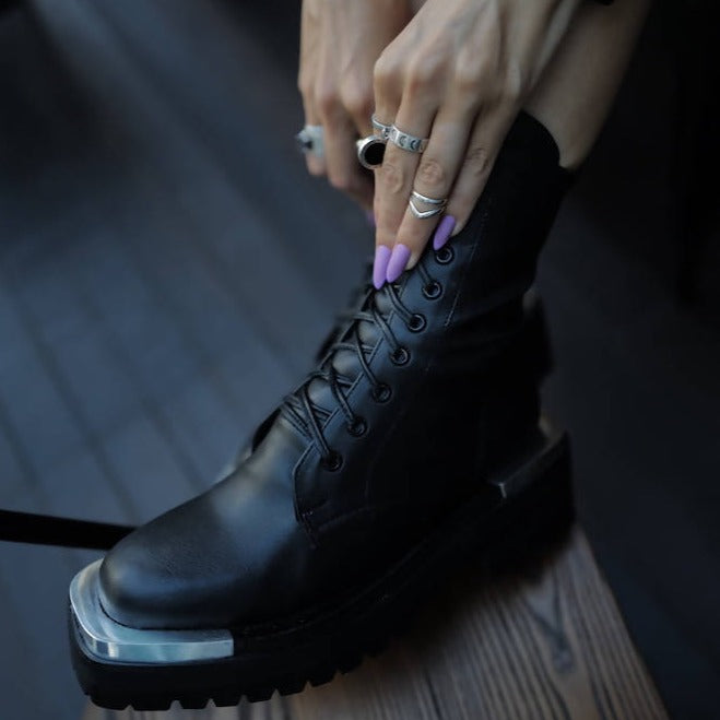9 holes boots with metal front and back