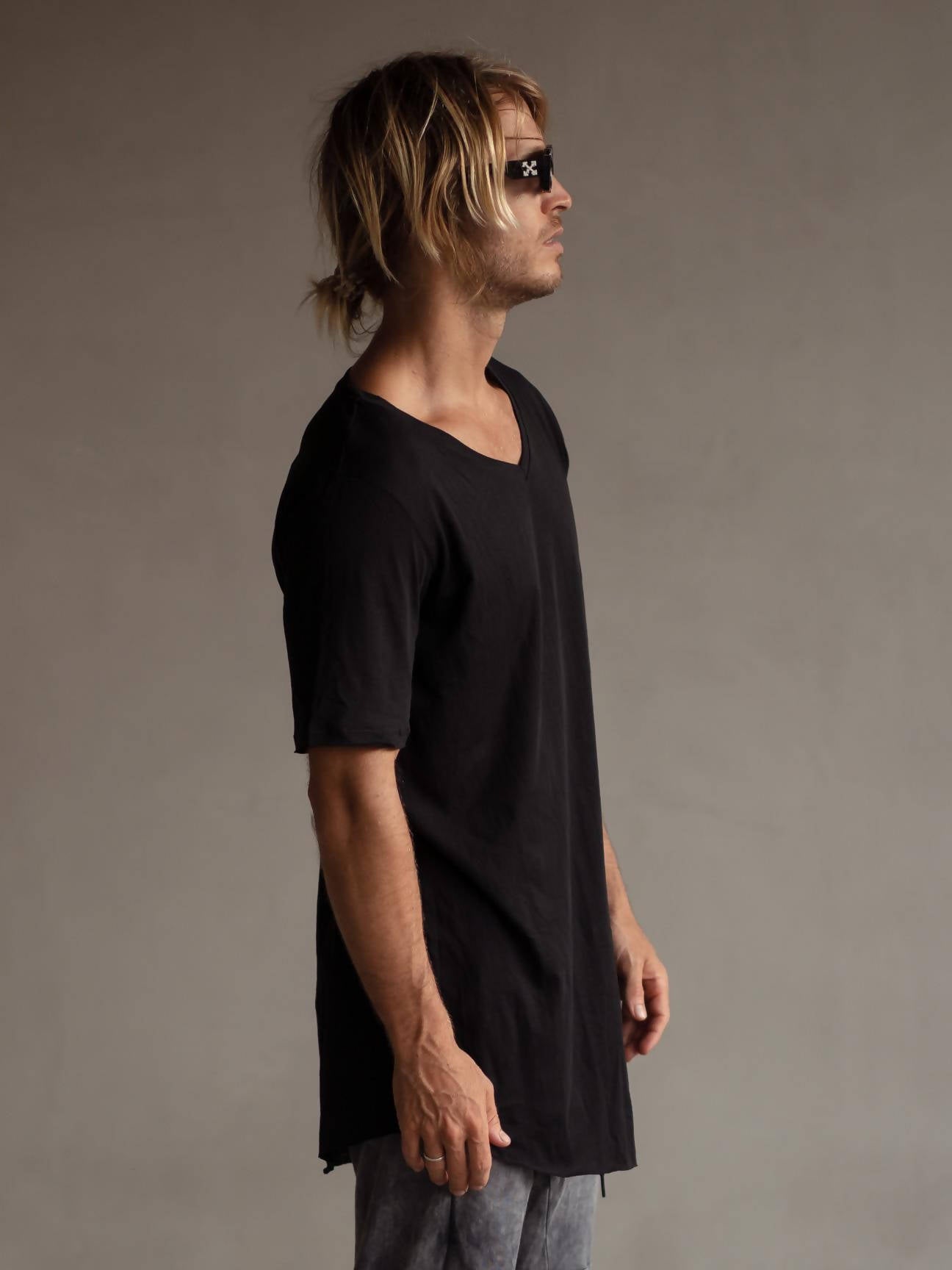 Black ultra lite v-neck - hedonist.bali