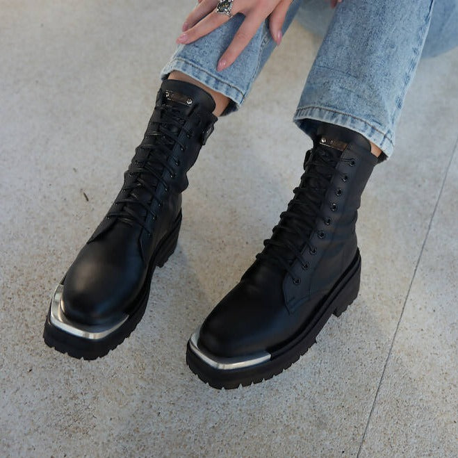 Boots 9 holes with metal on the front