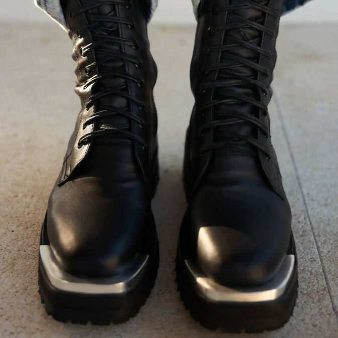 Boots 9 holes with metal on the front