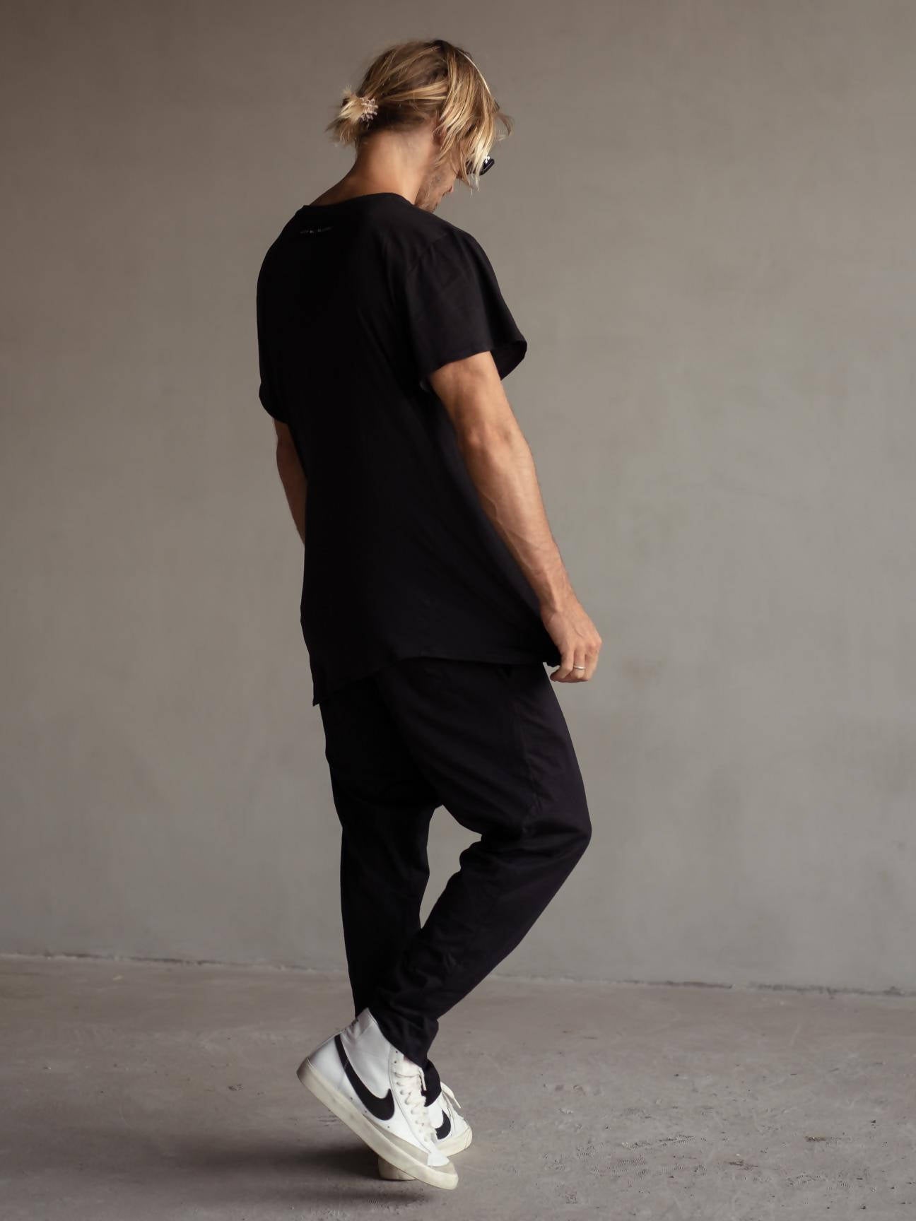 Black ultra lite twist tee - hedonist.bali