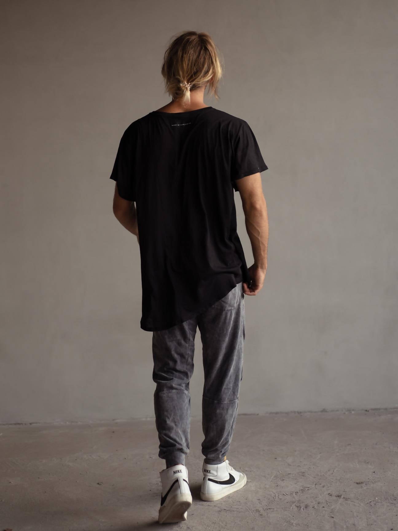 Black ultra lite v-neck - hedonist.bali