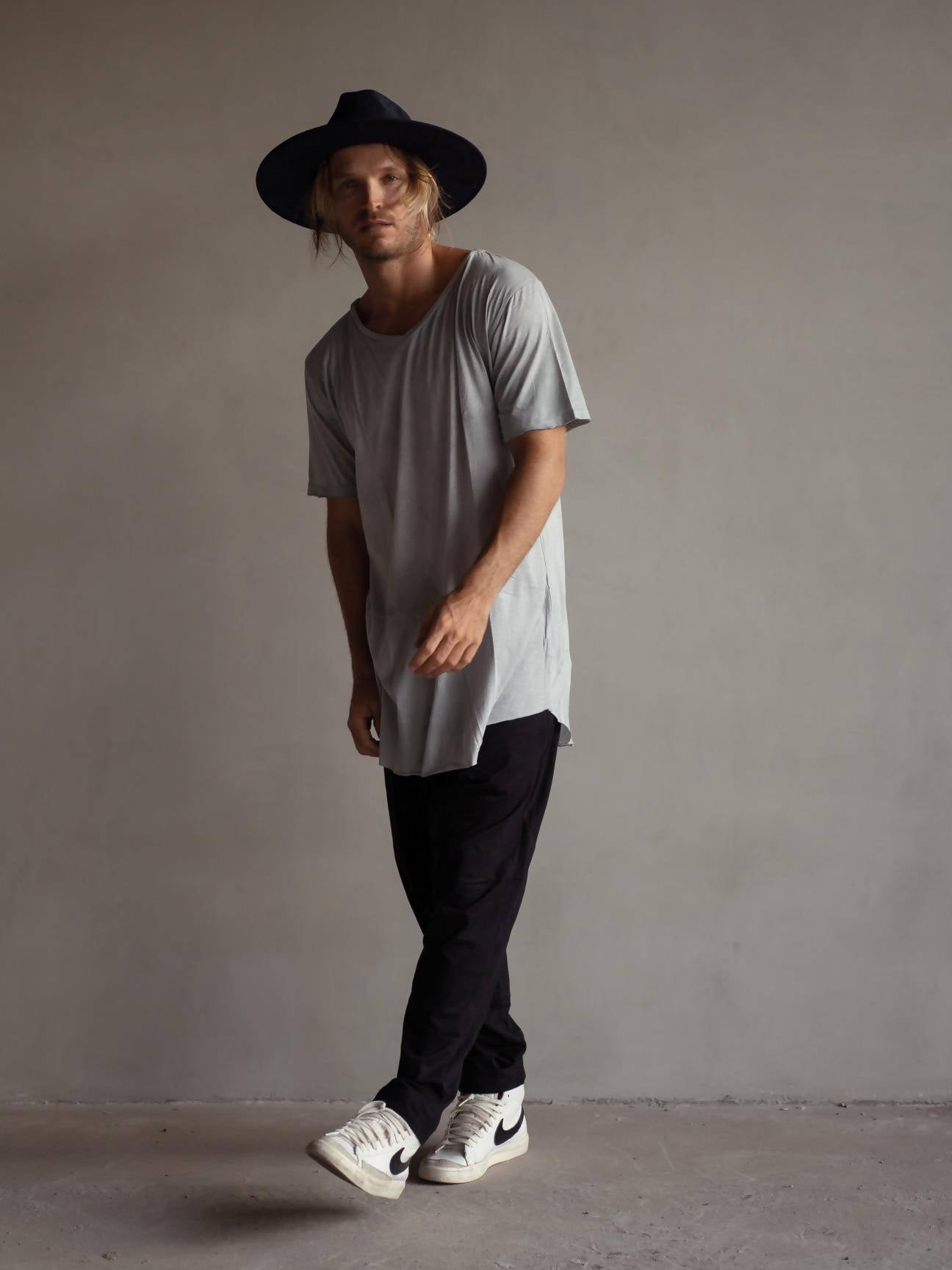 Hand dyed blue ultra lite v-neck - hedonist.bali