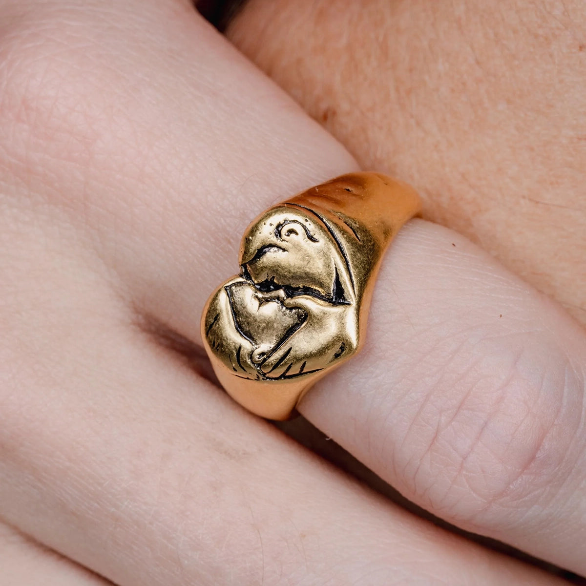 KISSING COUPLE RING IN GOLD