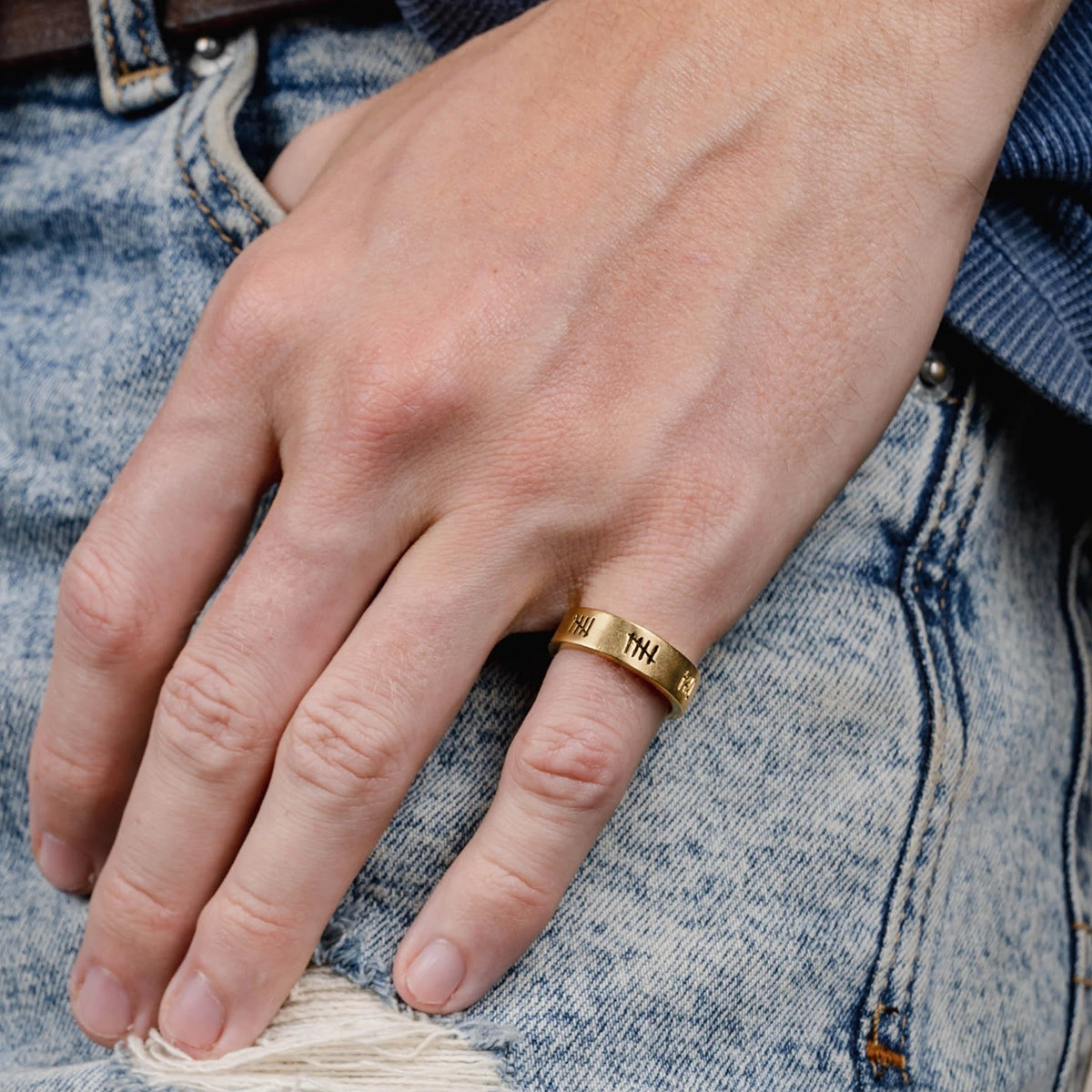 5 LIVES BAND RING IN GOLD