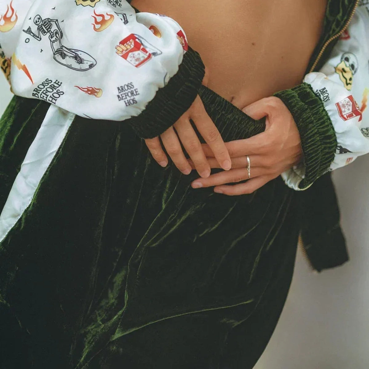 SILK VELVET TRACK SHORT OLIVE