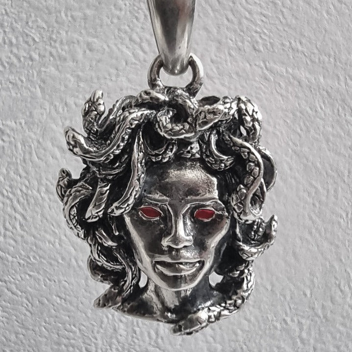 REY EYES MEDUSA NECKLACE IN SILVER