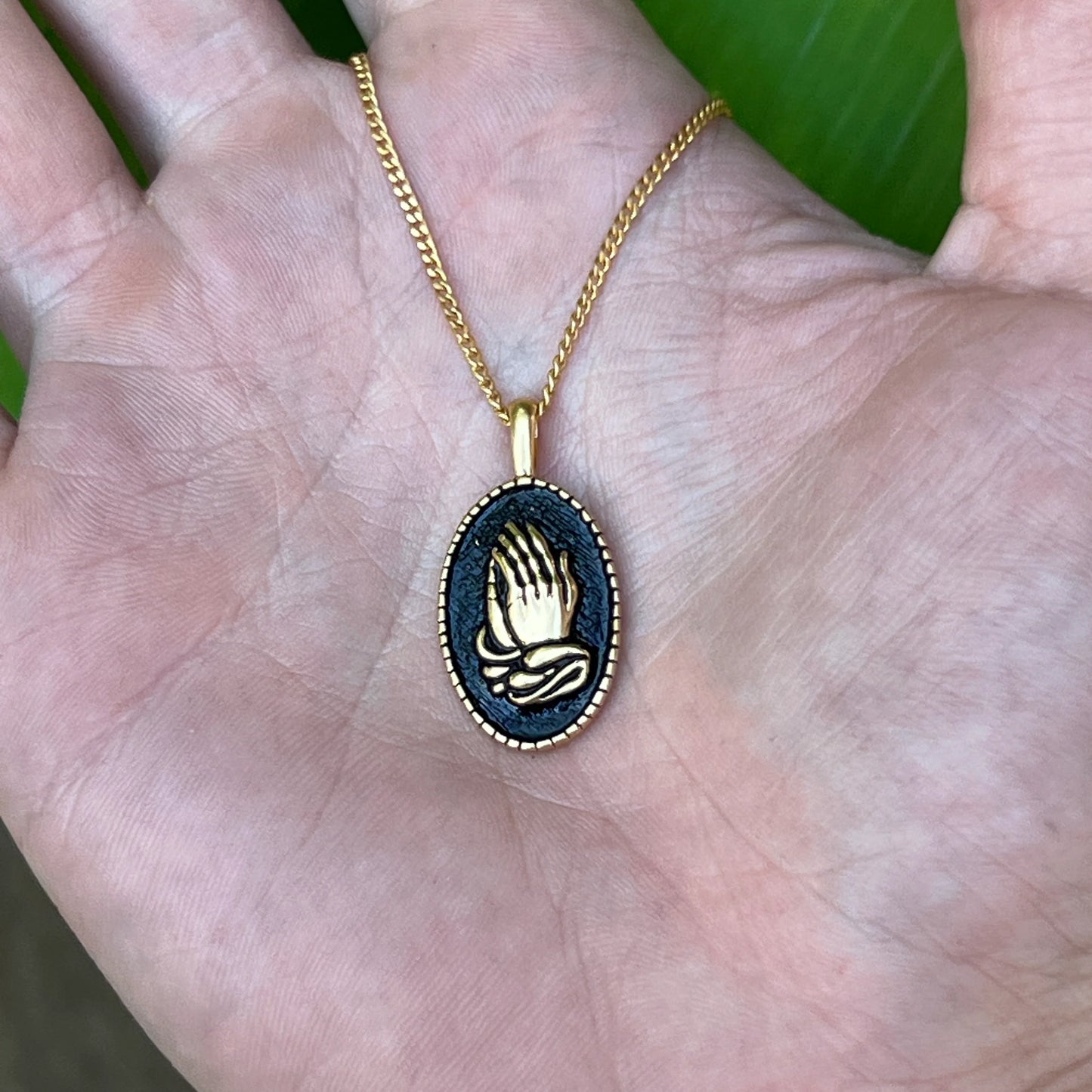 PRAY NECKLACE IN GOLD