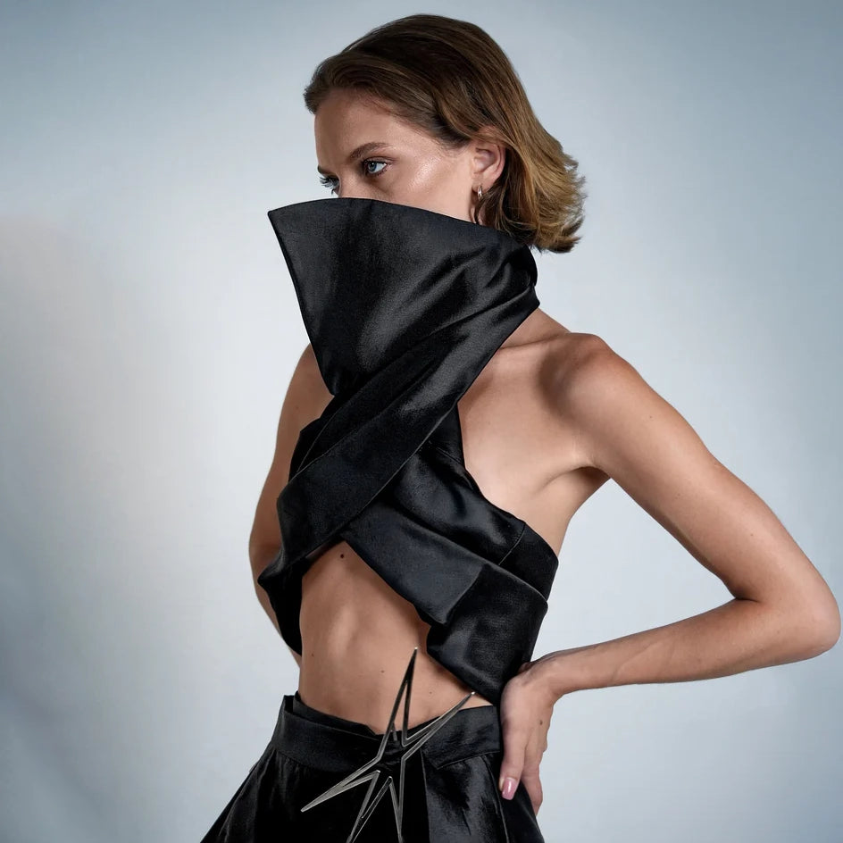 CONFIDENT DRAPING TOP IN BLACK