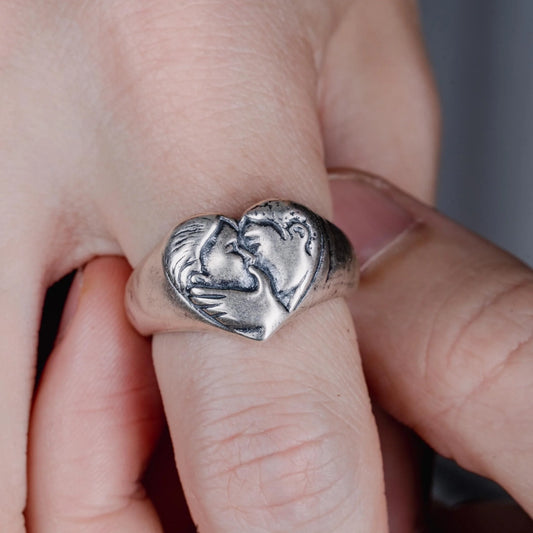 KISSING COUPLE RING IN SILVER