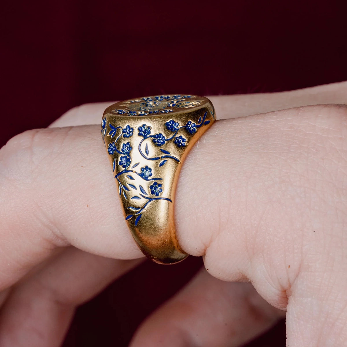 BLUE HEART SIGNET RING IN GOLD