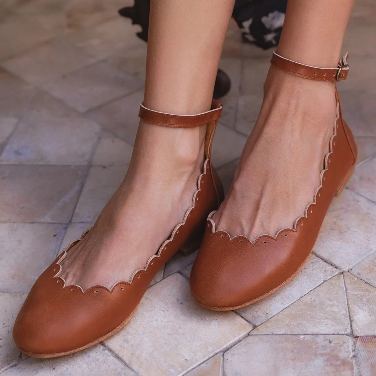 Fleur Scalloped Leather Ballet Flats In Camel