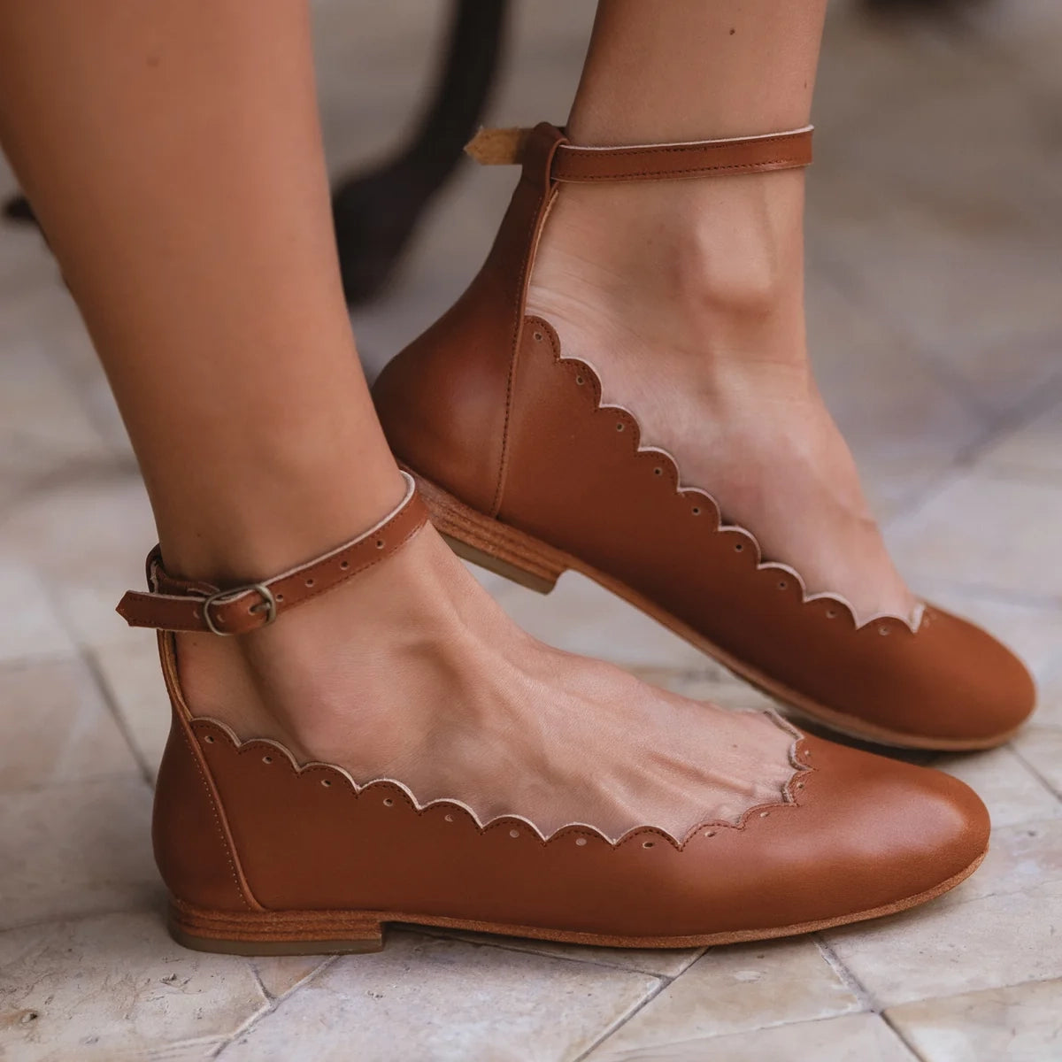 Fleur Scalloped Leather Ballet Flats In Camel