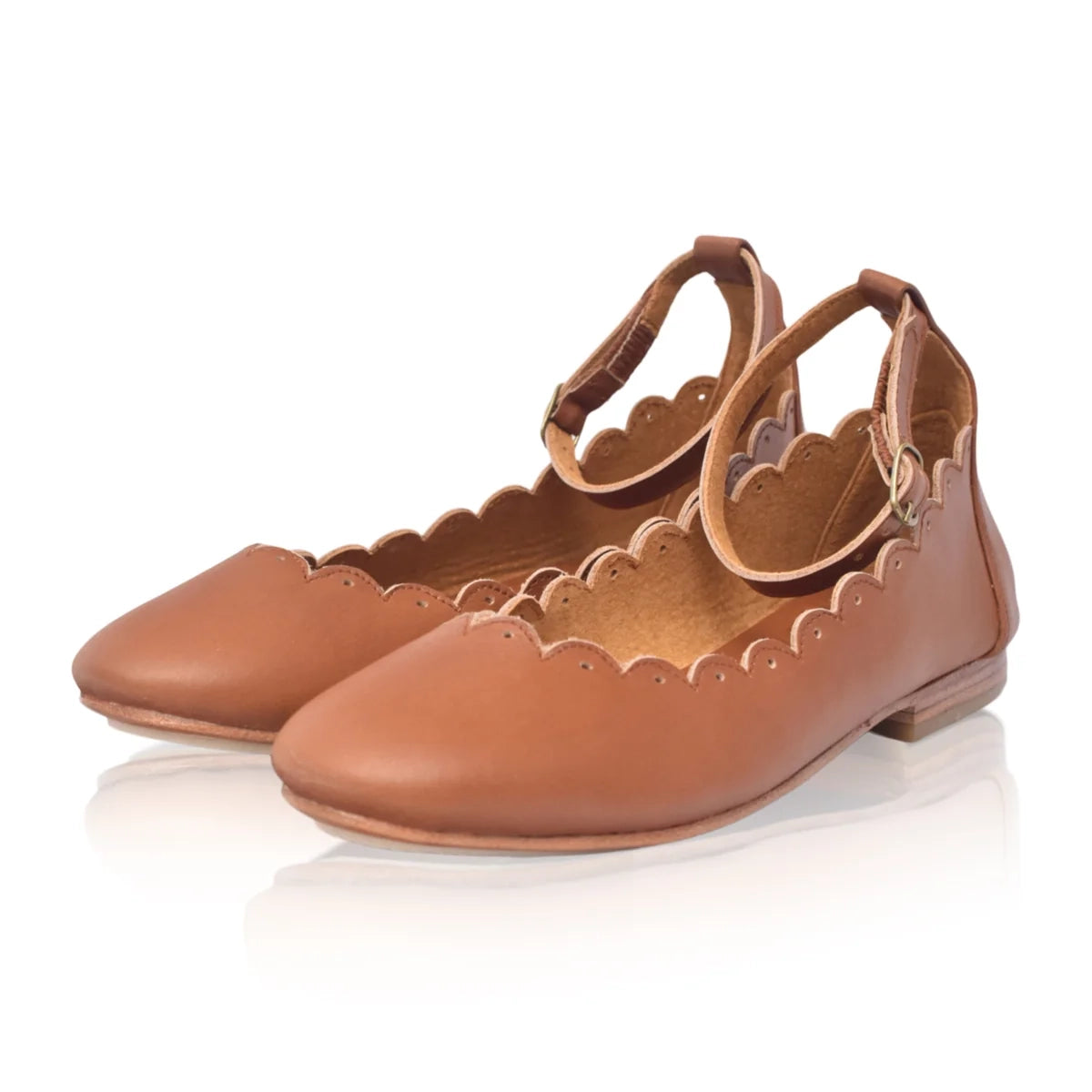 Fleur Scalloped Leather Ballet Flats In Camel