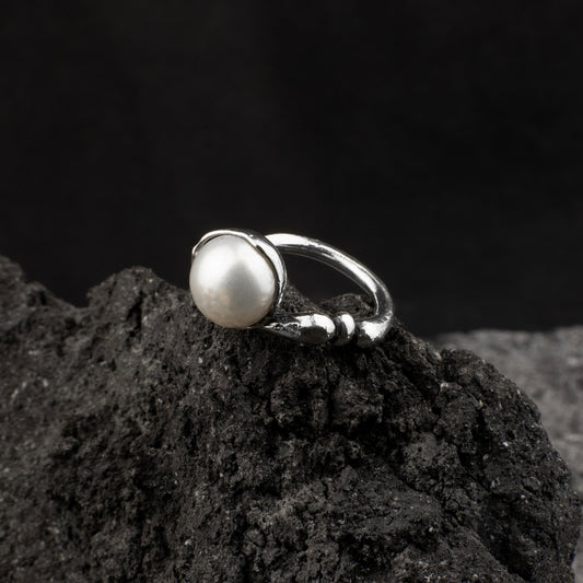"Pearl To The Side" ring