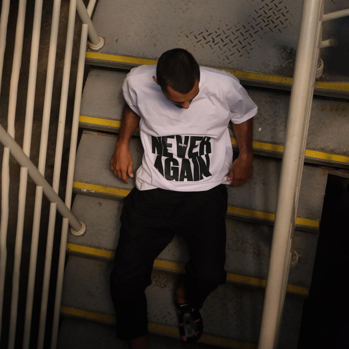 T-shirt NEVER AGAIN In White