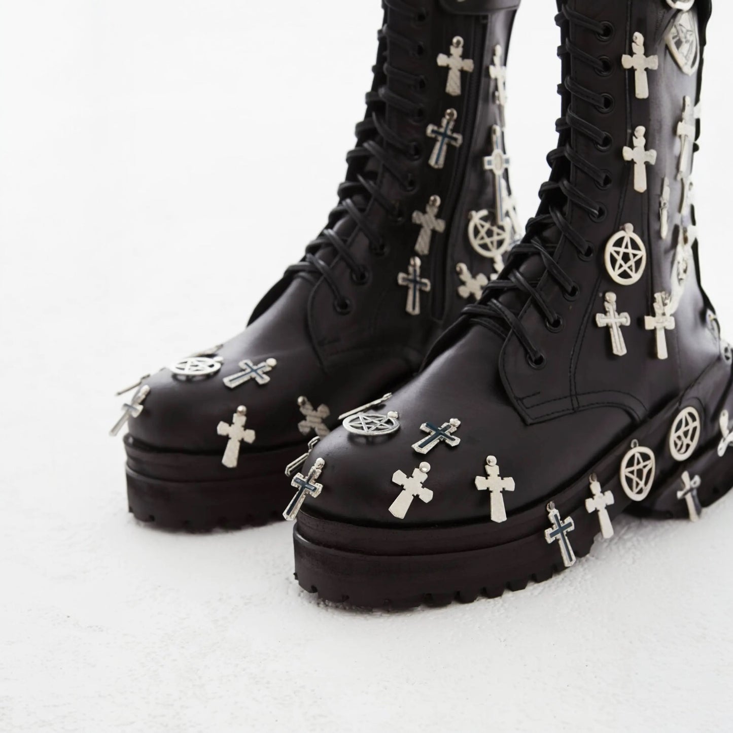 Boots massive black 9 with crosses