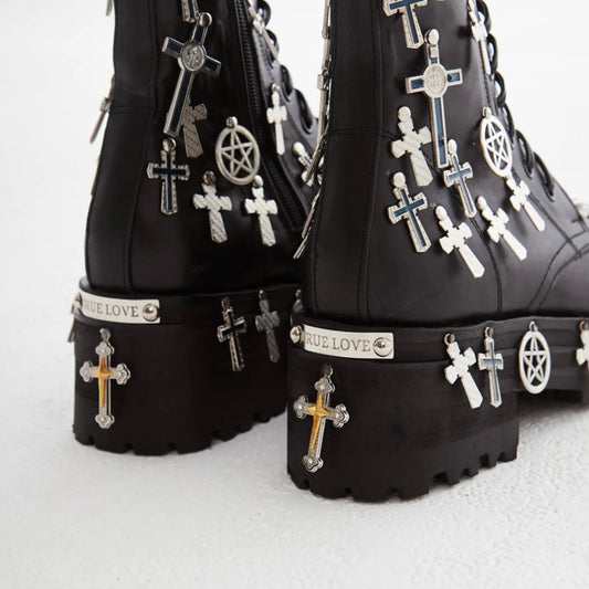 Boots massive black 9 with crosses