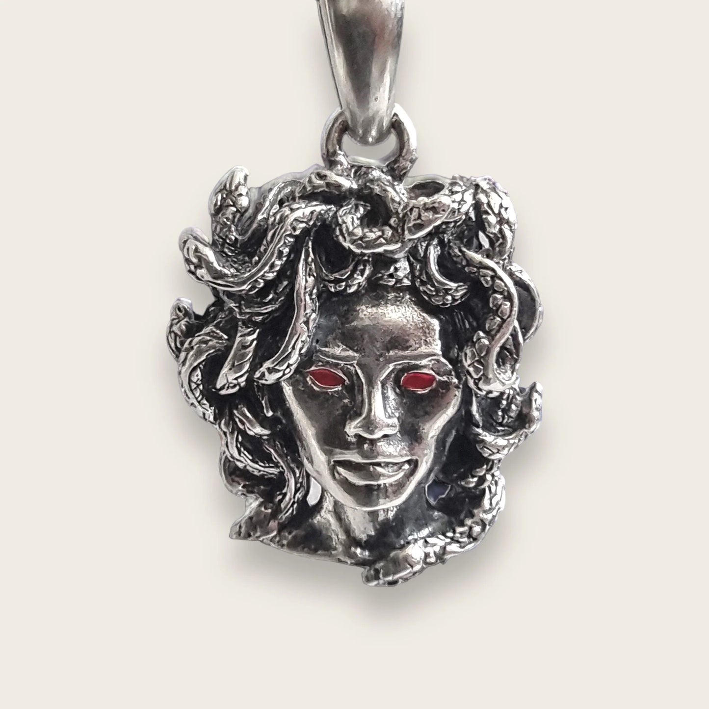 REY EYES MEDUSA NECKLACE IN SILVER