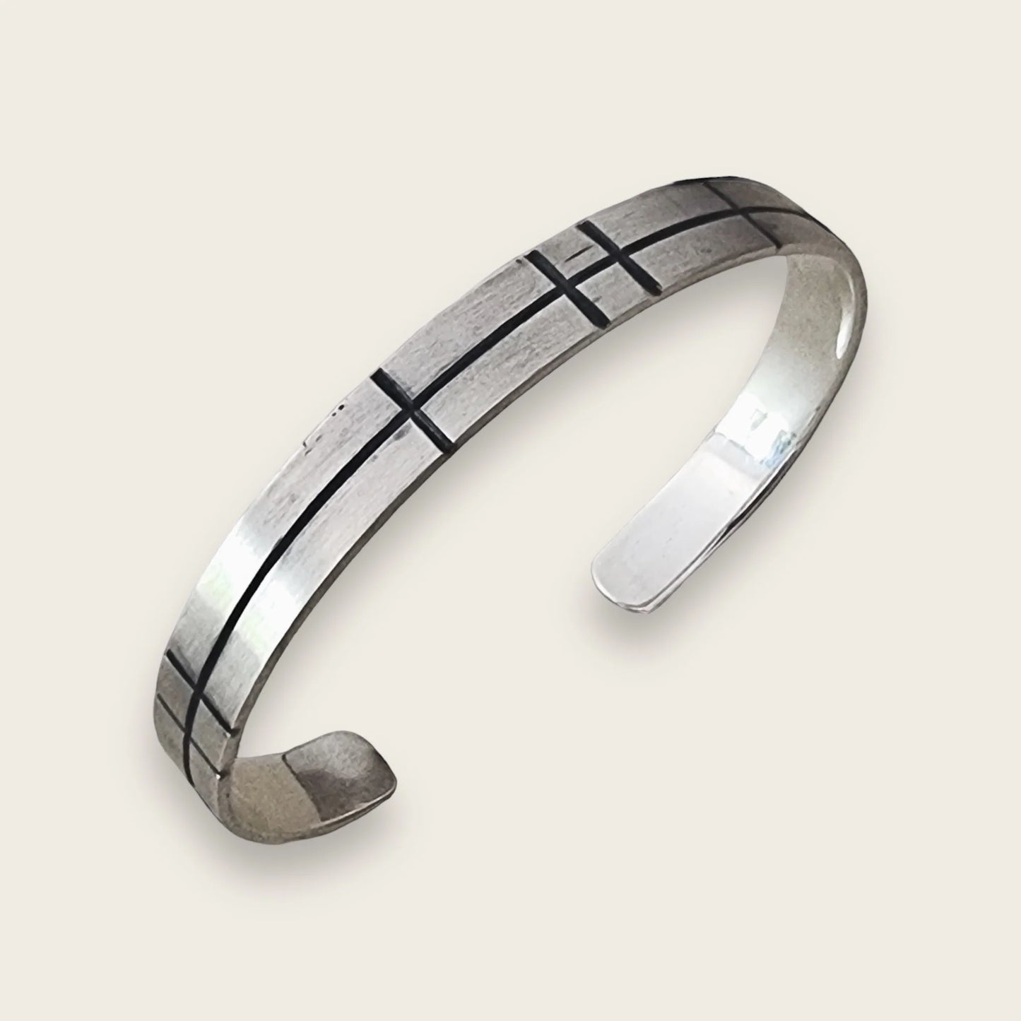 OXIDE LINE CUFF IN SILVER