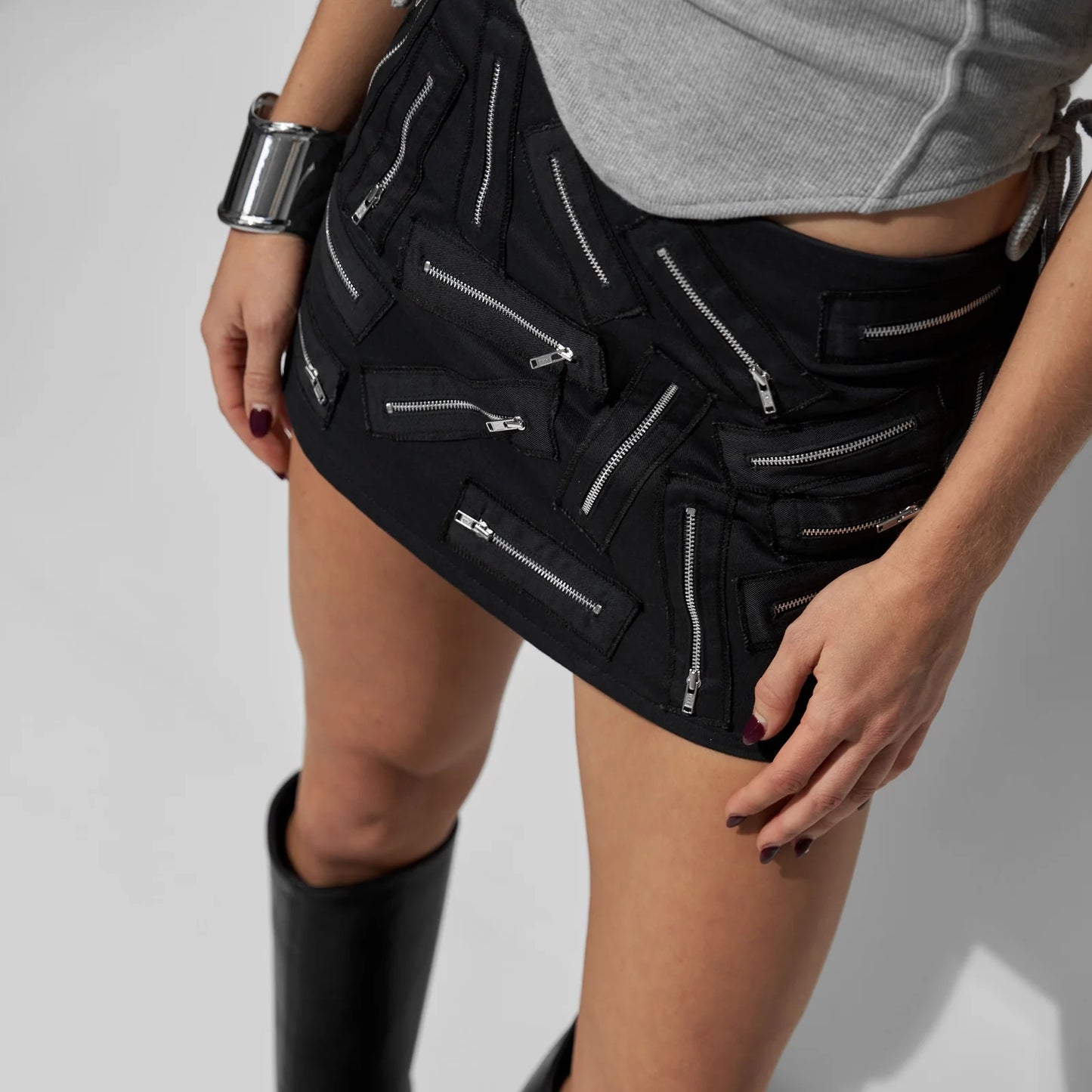 ZIPPER MINI SKIRT IN BLACK